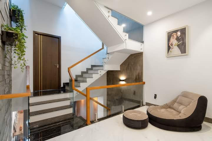 Lắp đặt cầu thang kính cường lực tại Quế Sơn