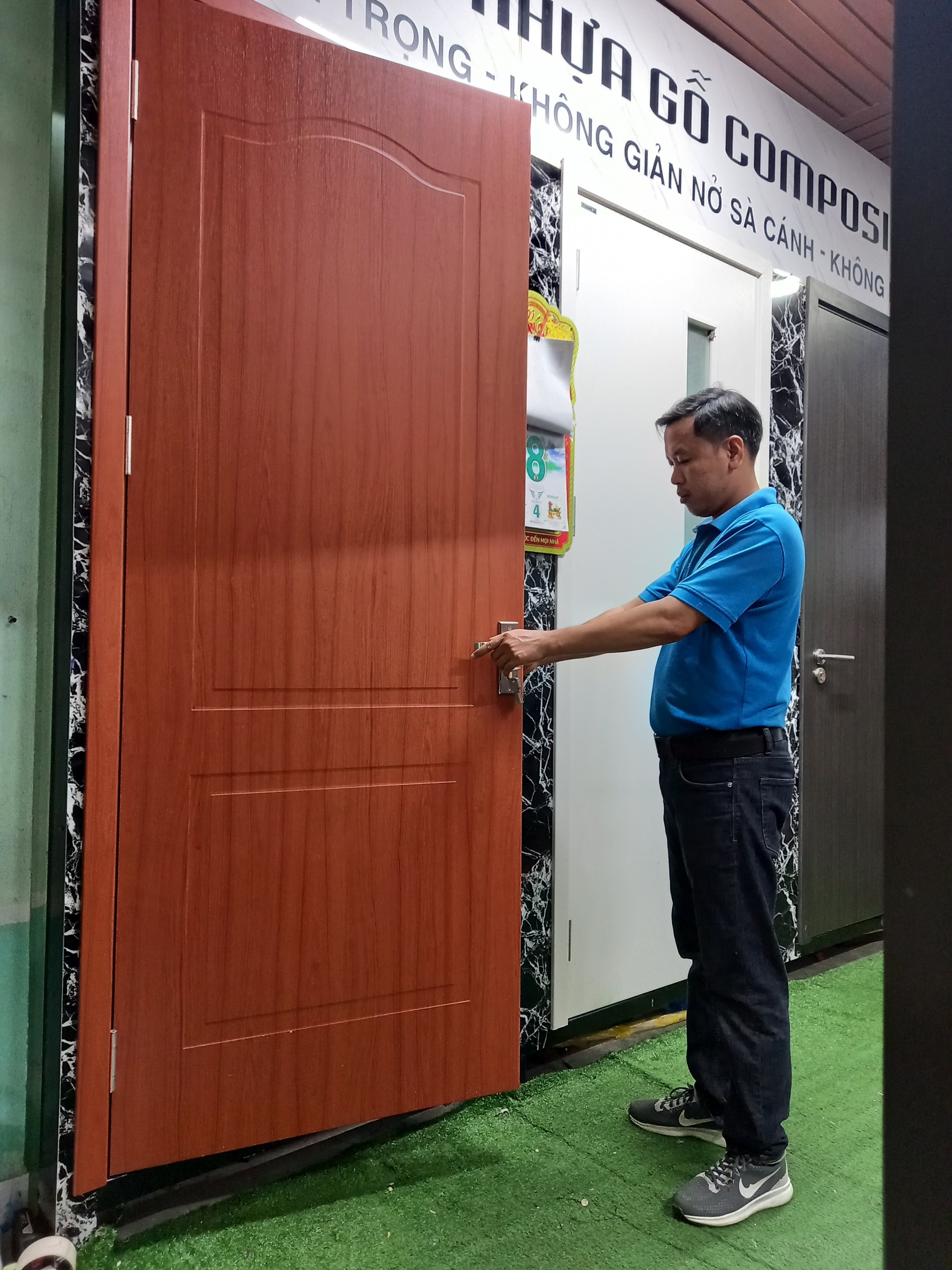 lắp đặt cửa gỗ nhựa Composite tại Nông Sơn